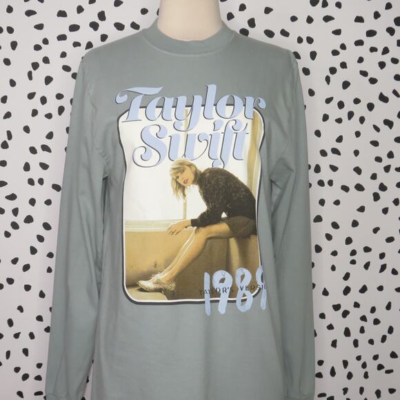 Taylor Swift Green 1989 Taylor’s Version Photo Long Sleeve Shirt - Picture 4 of 8
